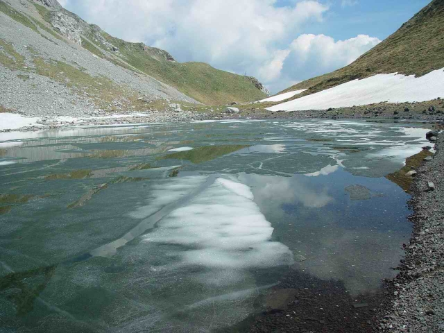  Naturaleza sin alivio en el alivio de los niños. en los Alpes